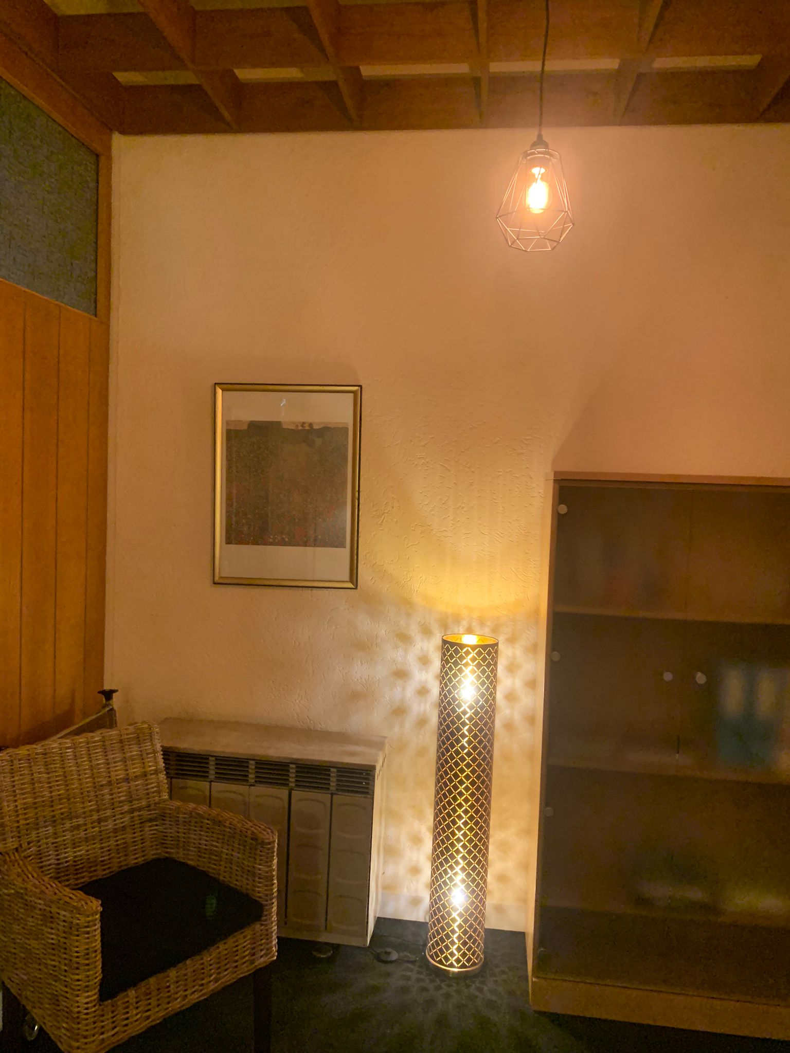 Sitzecke in Warteraum bei gemütlicher Beleuchtung