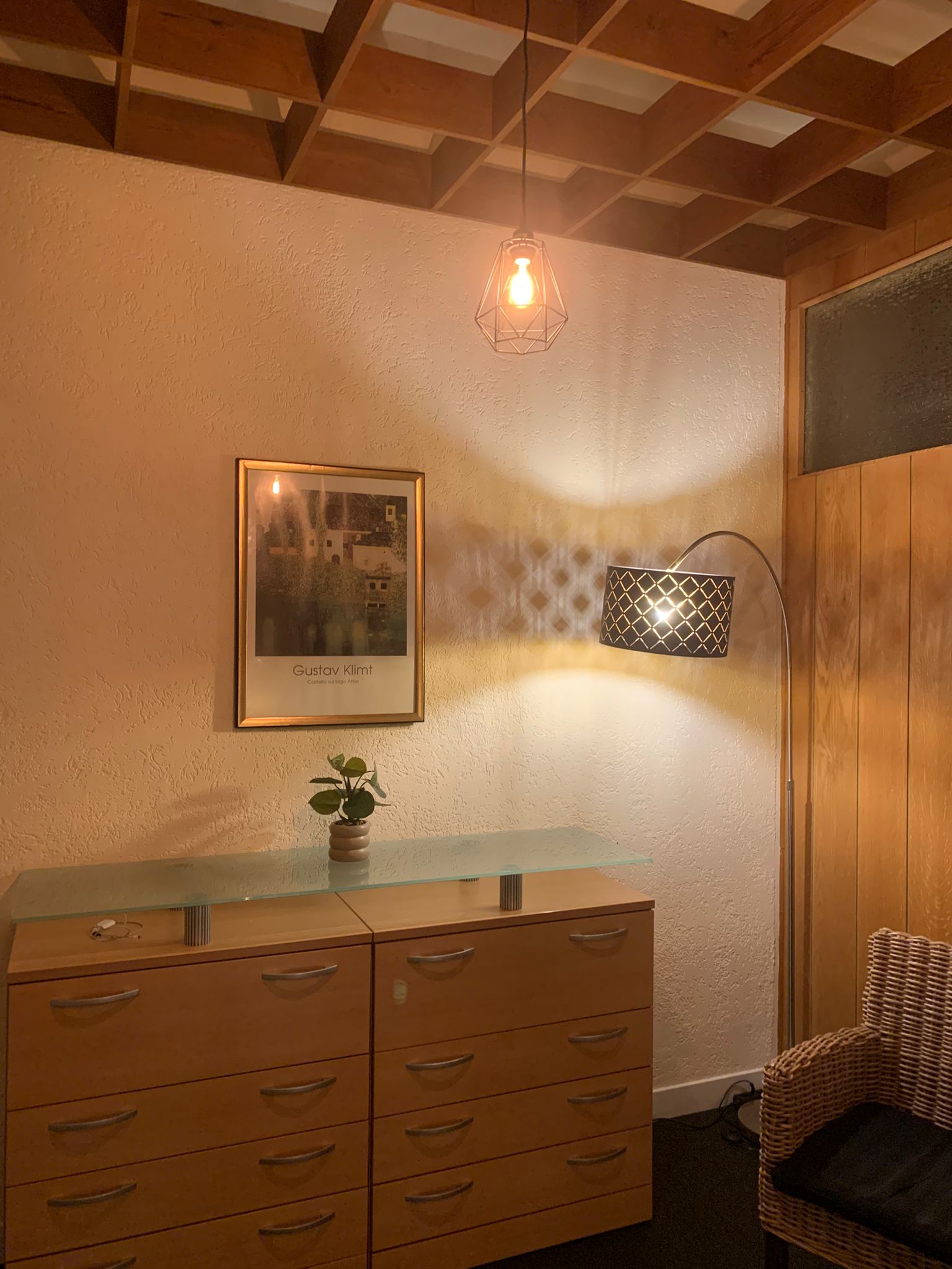 Sitzecke in Warteraum bei unter einer Leselampe